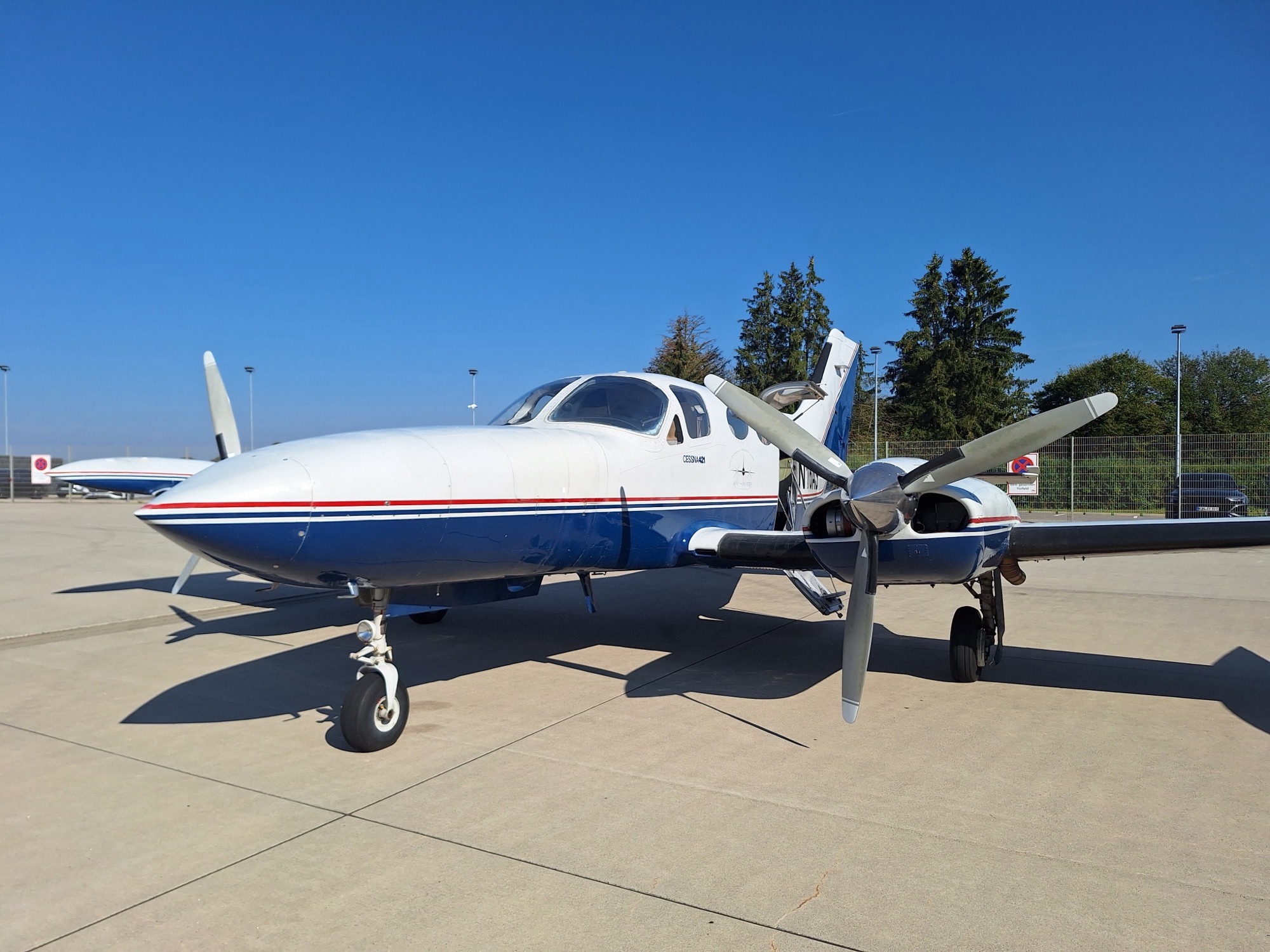 Die weiß-blaue Cessna 421 Golden Eagle von Reiseflug auf dem Vorfeld